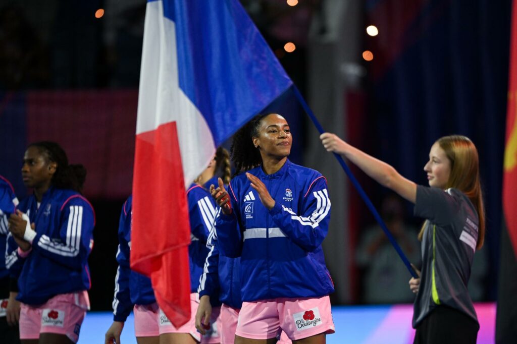 Hors du terrain, mais au cœur du jeu : Estelle Nze Minko et la puissance des récits individuels