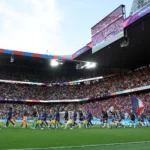 Entrée des joueuses du match France-Allemagne pendant l'Euro 2025 en Suisse devant des tribunes pleines