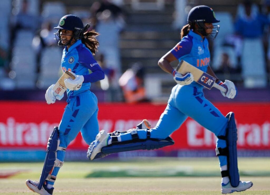 Deux joueuses indiennes de cricket pendant une compétition T20