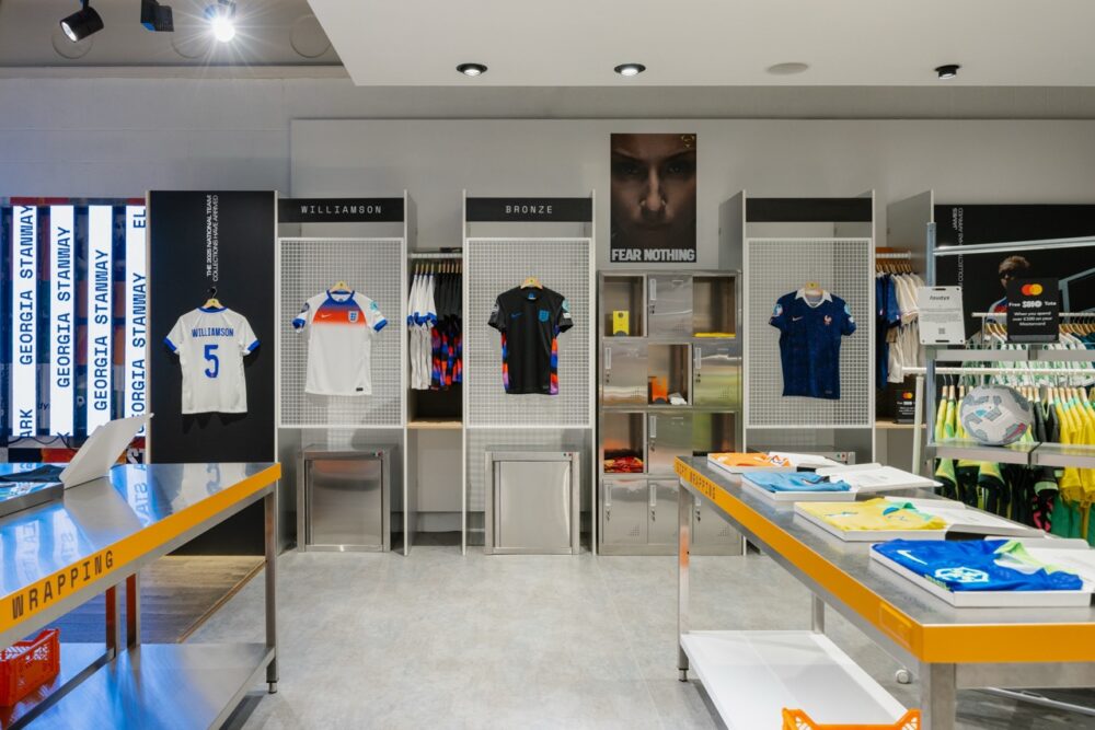 L'intérieur de la boutique SOOO à Londres, un pop-up événementiel dédié aux articles de sport féminins