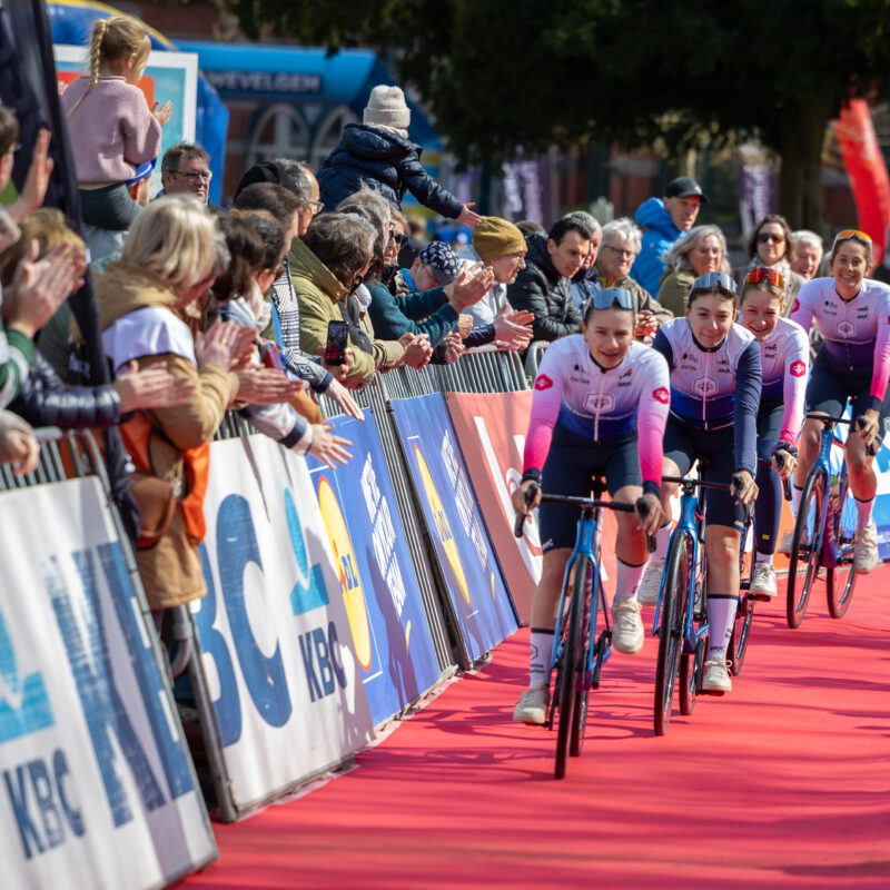 Cycliste de l'équipe ma petite entreprise lors d'une course cycliste féminine