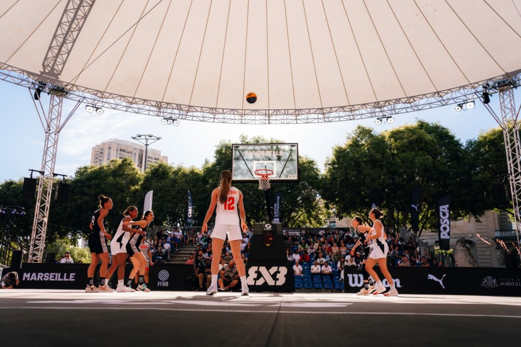 Deux équipes s'affrontent à Marseille pendant le 3x3 Women Series de la FIBA