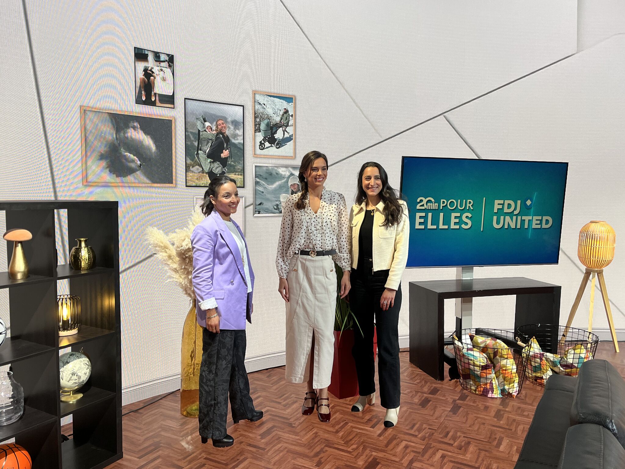 Plateau de l'émission 20 Minutes pour Elles avec les animatrices Marine Lorphelin et Sarah Ourahmoune, et leur invitée Chloé Trespeuch
