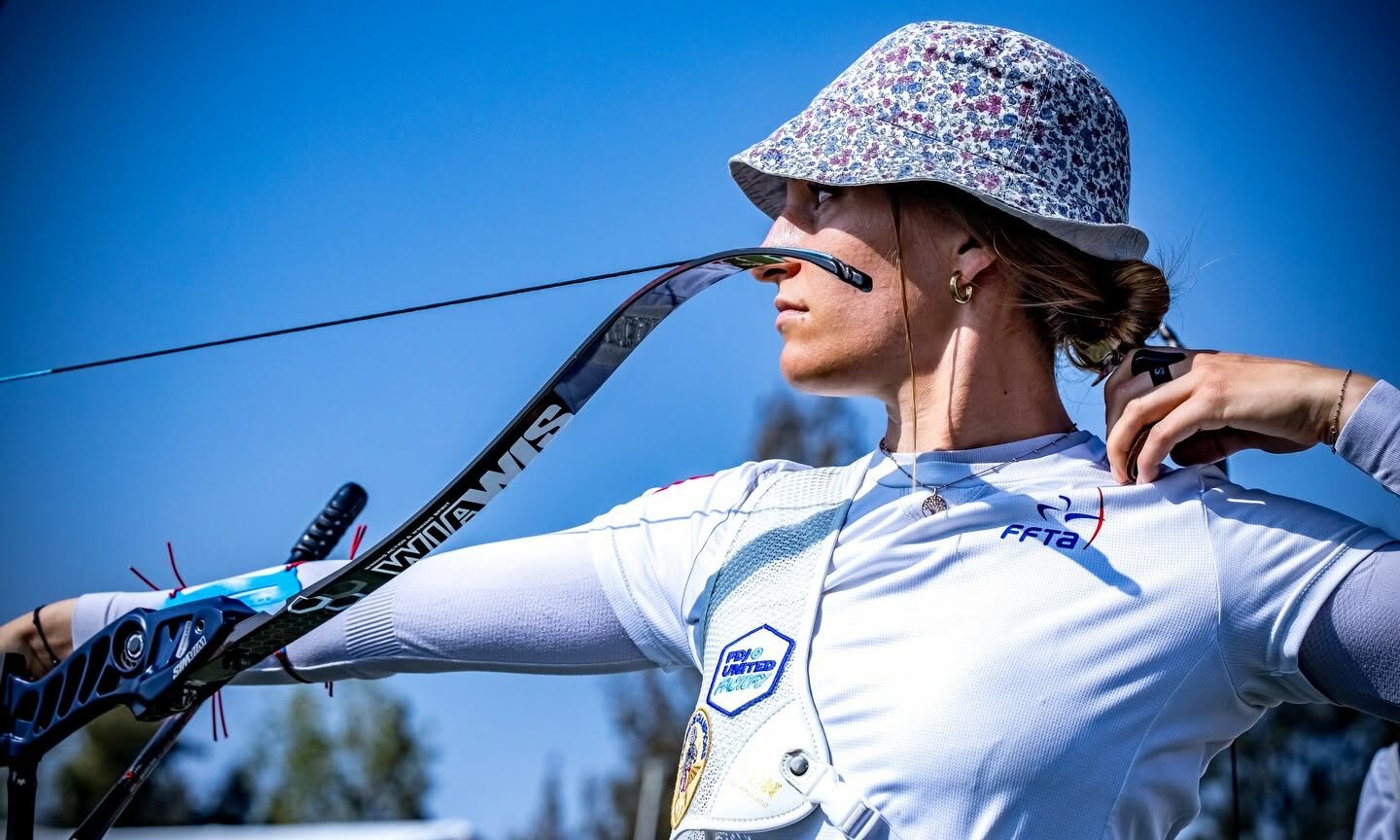 Lisa Barbelin en compétition de tir à l'arc