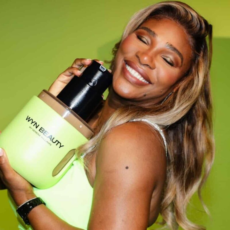 Serena Williams avec une version géante du flacon de sa marque cosmétique