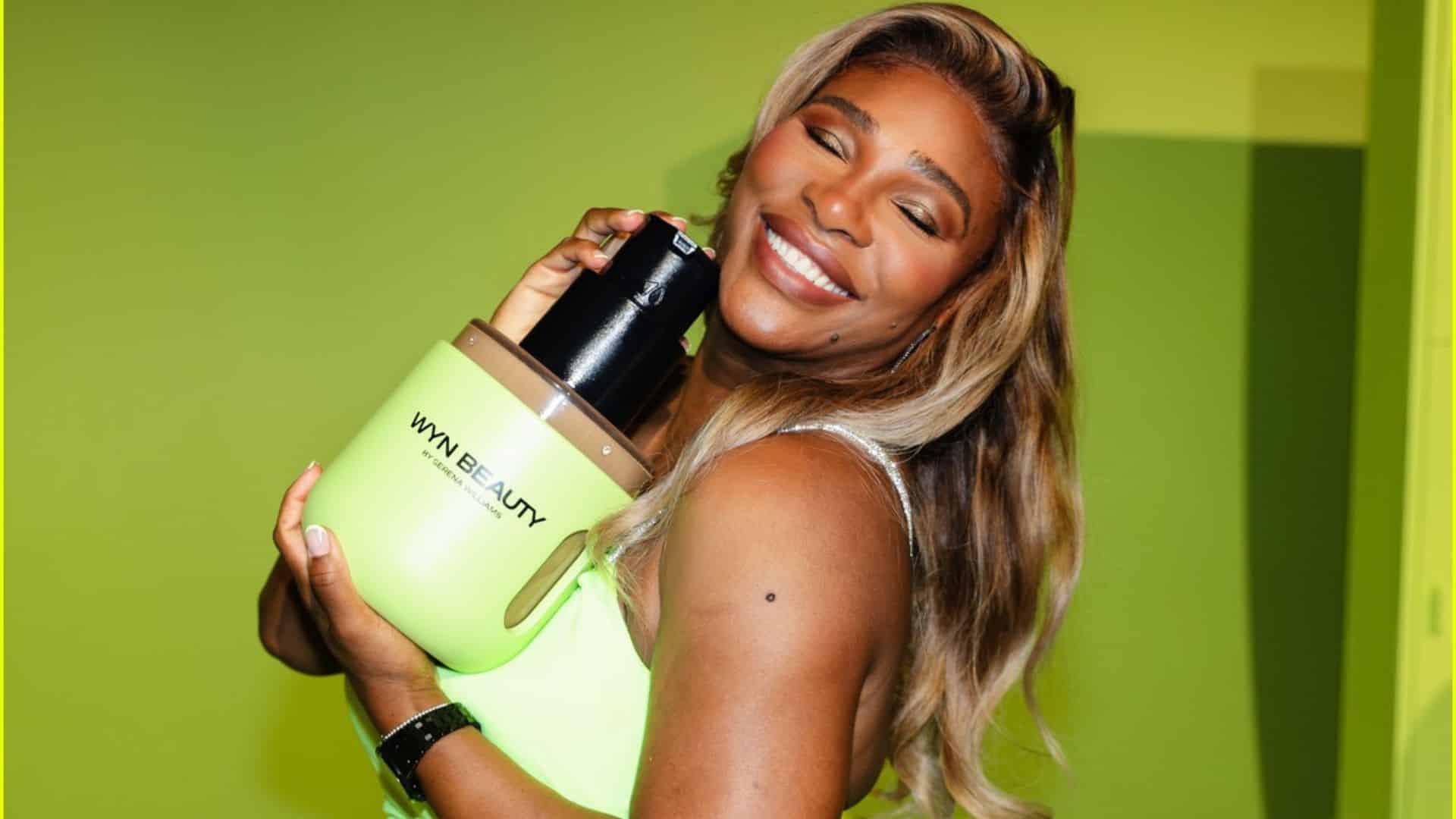 Serena Williams avec une version géante du flacon de sa marque cosmétique