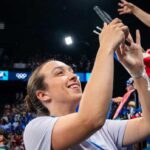 Créatrice de contenu prenant une vidéo pendant les JO Paris 2024