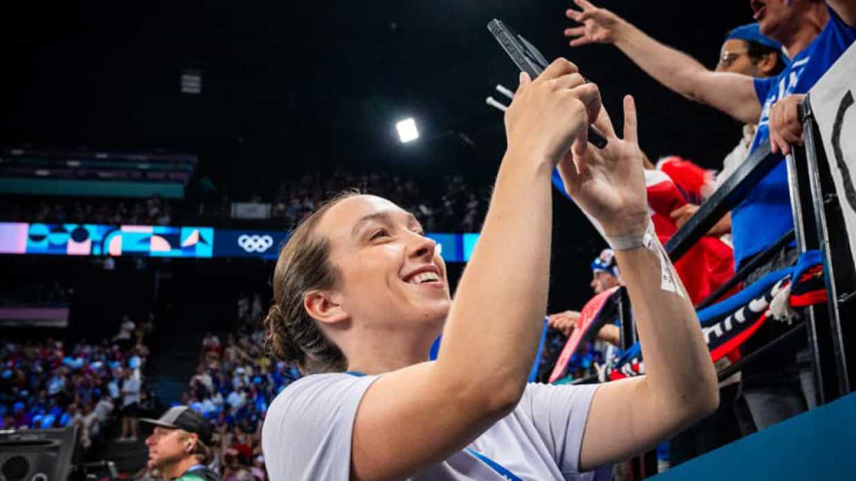 Créatrice de contenu prenant une vidéo pendant les JO Paris 2024