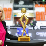 Yannick Souvré présente le trophée du championnat de France féminin en 2021