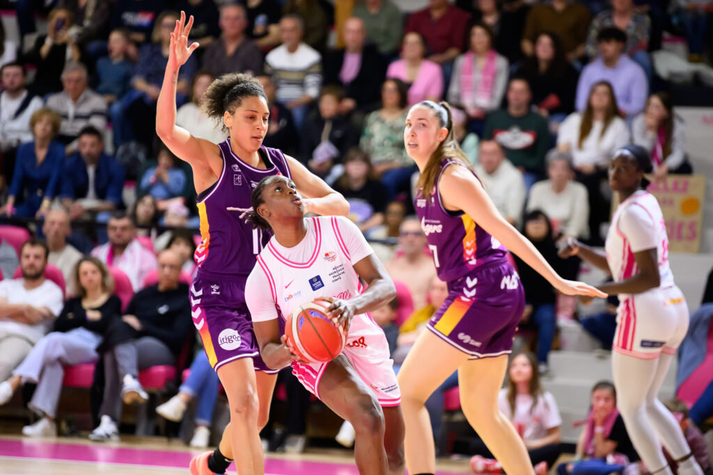 Une joueuse de Charnay Basket contre l'UFAB Angers