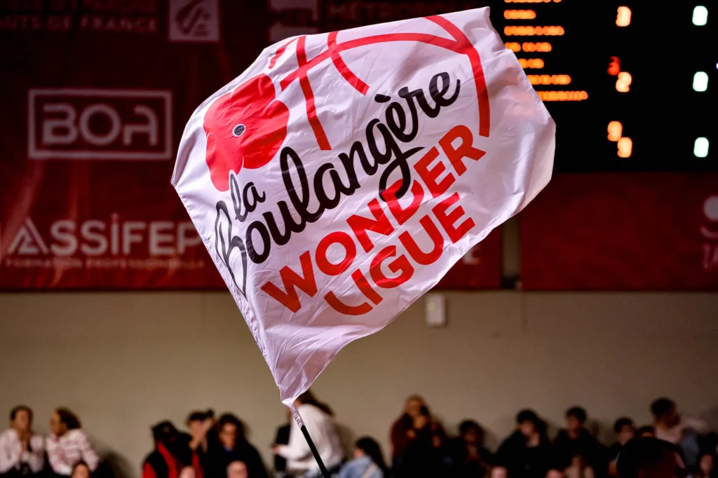 Un drapeau La Boulangère Wonderligue levé pendant le protocole d'avant match