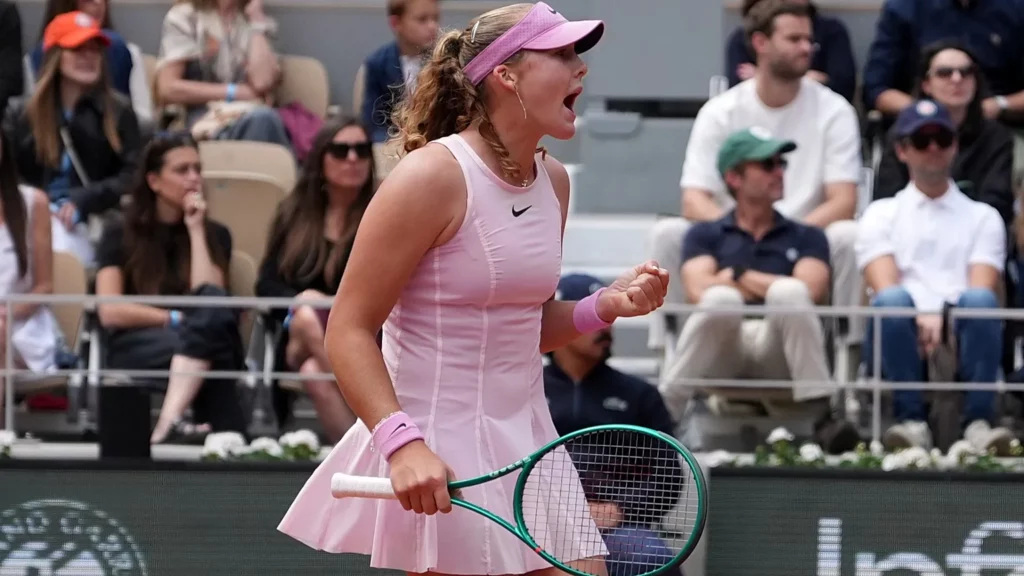 Mirra Andreeva serre le poing après avoir marqué un jeu pendant Roland Garros 2026