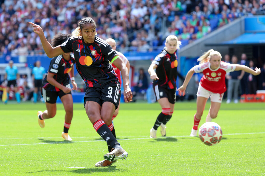 Wendie Renard marque le pénalty et premier but de la demi-finale entre OL Lyonnes et Arsenal