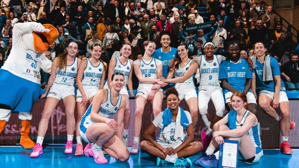Les joueuses de Basket Landes posent devant un nouveau trophée de championnes