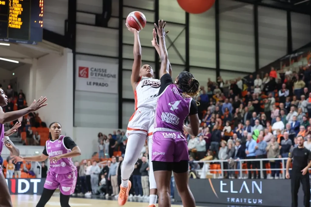 Les joueuses du match Bourges-Landerneau se disputent le ballon