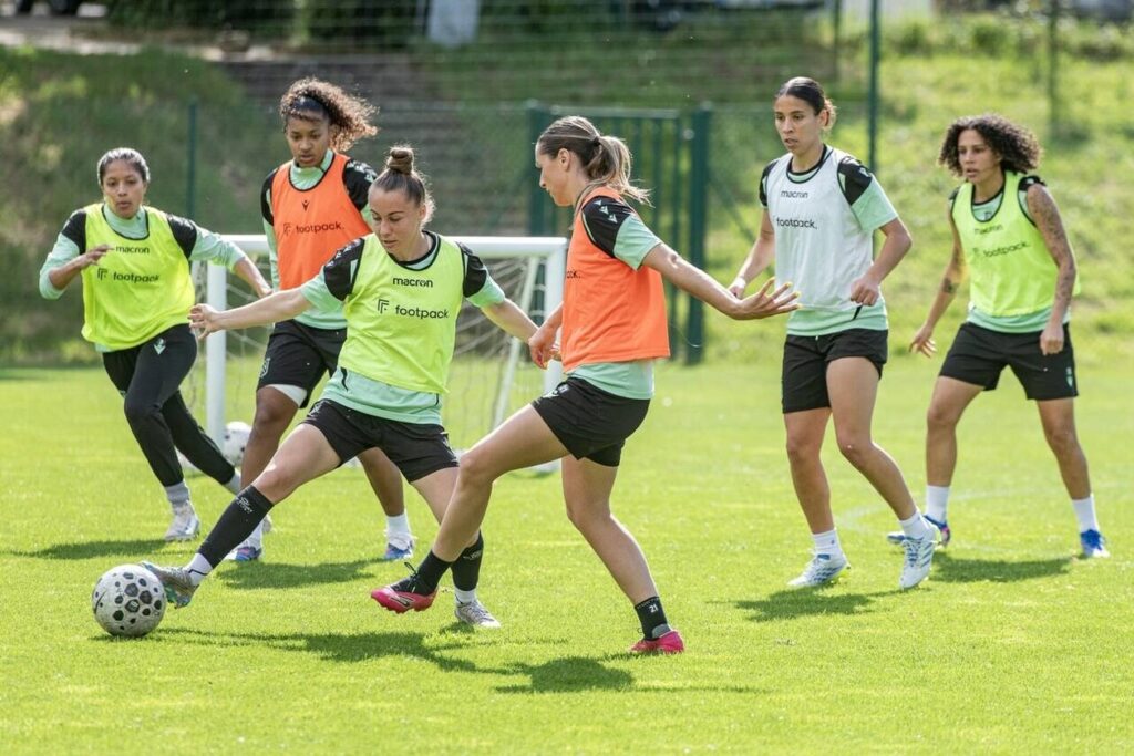 Les joueuses du FC Nnates en plein entraînement