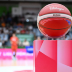 Le ballon du match trône sur un totem aux couleurs de La Boulangère
