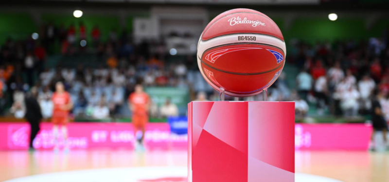 Le ballon du match trône sur un totem aux couleurs de La Boulangère