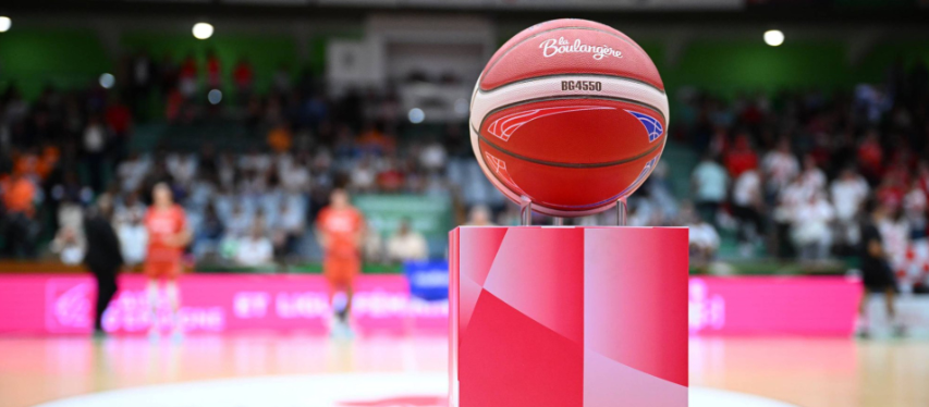 Le ballon du match trône sur un totem aux couleurs de La Boulangère