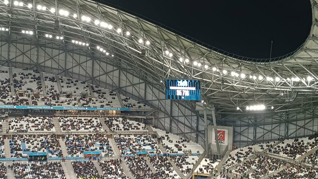 Les écrans géants du stade Vélodrome affichent 35713 spectateurs