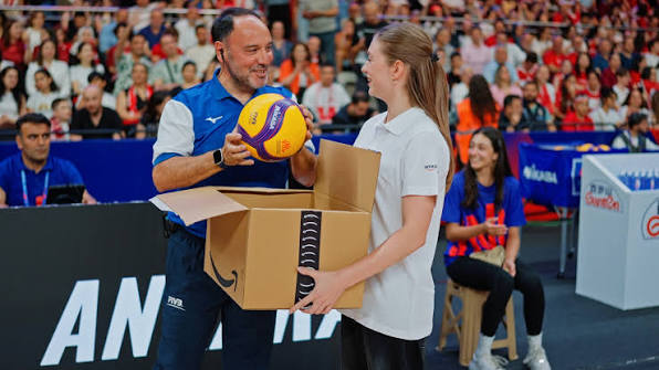 Amazon, partenaire majeur de la Ligue des Nations, a livré le ballon du match à Ankara