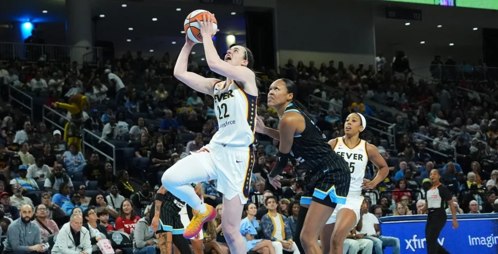 Caitlin Clark marque un panier pour le Fever face au Chicago Sky