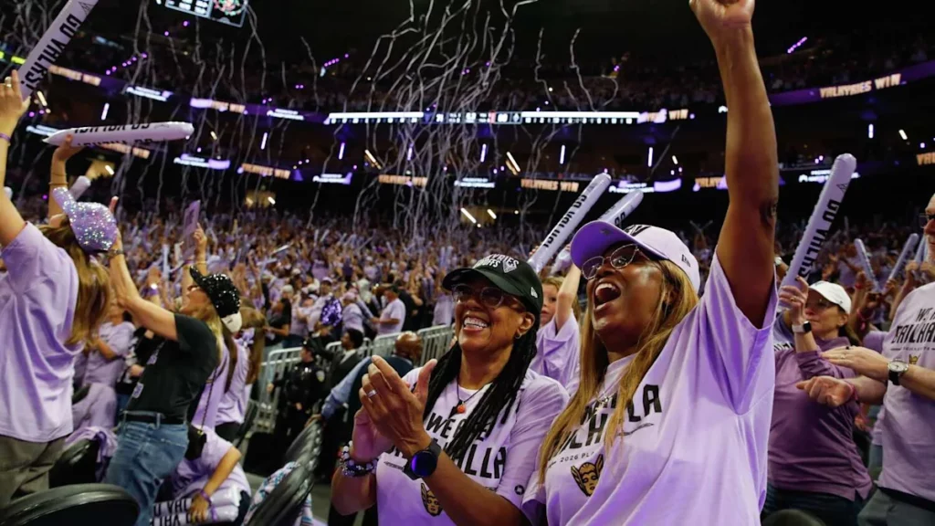 Les fans des Golden State Valkyries animent le Chase Center de San Francisco