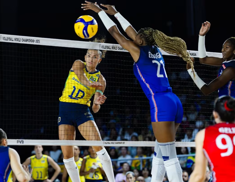 L'Équipe de France contre le Brésil lors des Championnats du Monde Féminins de Volley-Ball 2025